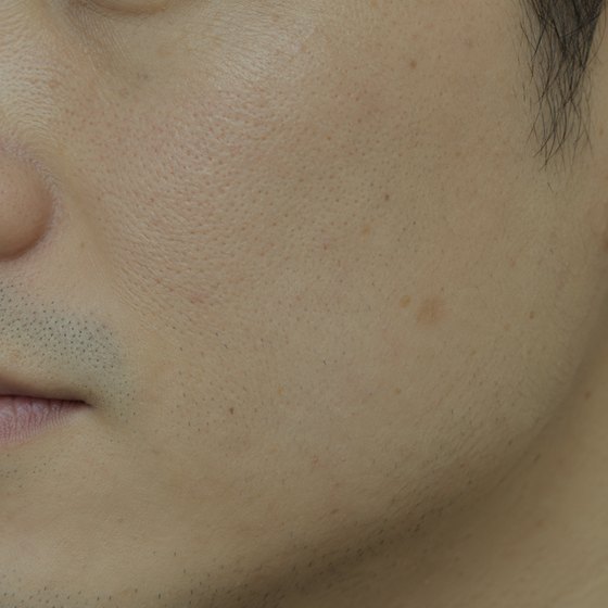 蛍光灯の下で、ライトを消して撮った頬